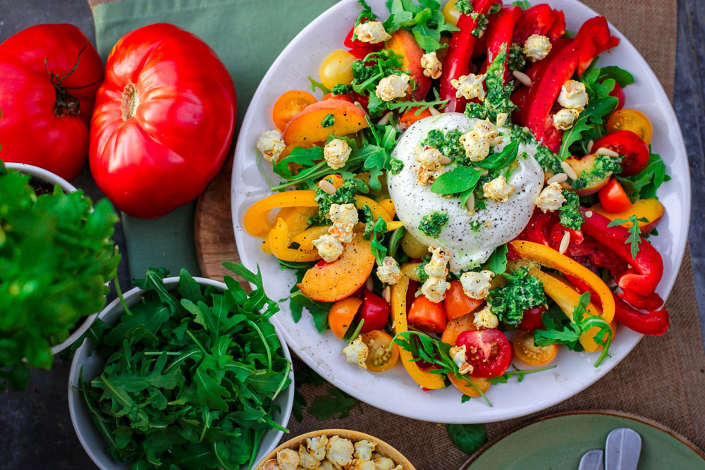 prato de salada de pimentões com alguns ingredientes ao lado, vista superior